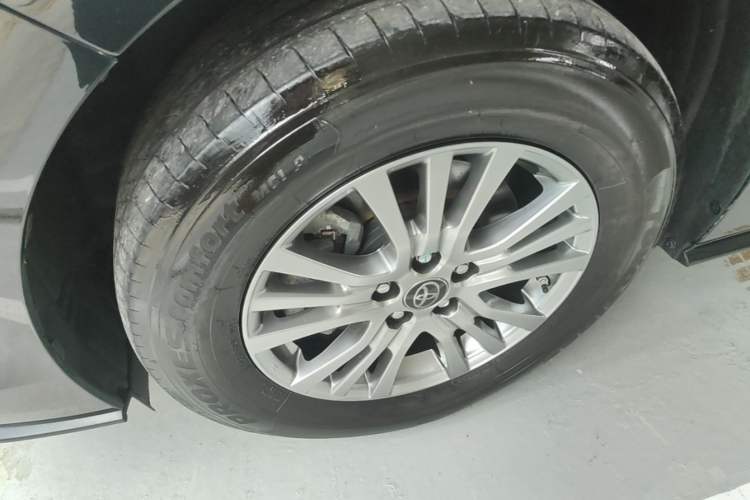 Used Toyota SIENNA 2021 2.5L Hybrid Luxury Edition Left Front Wheel Hub