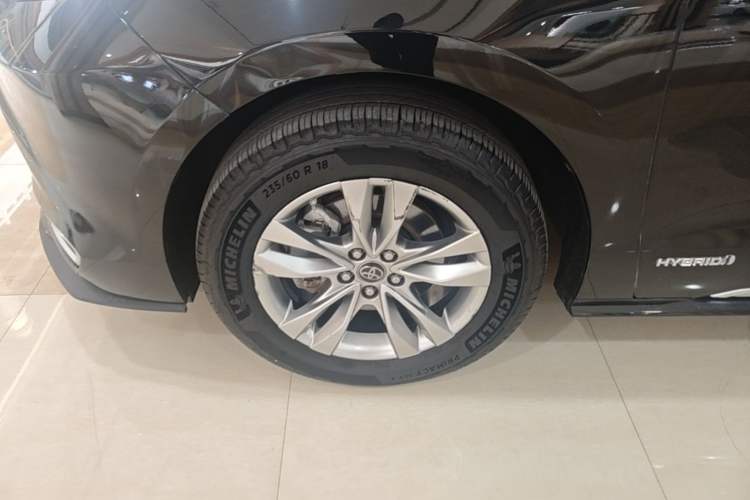 Used Toyota SIENNA 2021 2.5L Hybrid Platinum Edition Left Front Wheel Hub