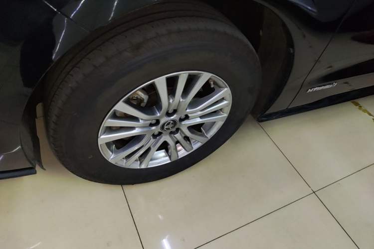 Used Toyota SIENNA 2021 2.5L Hybrid Premium Edition Left Front Wheel Hub