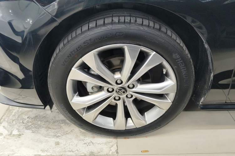 Used Toyota SIENNA 2021 2.5L Hybrid Premium Edition Left Front Wheel Hub