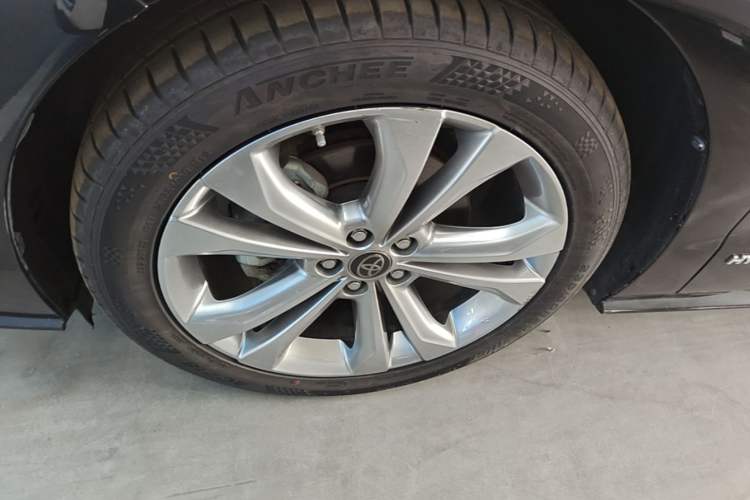 Used Toyota SIENNA 2021 2.5L Hybrid Platinum Edition Left Front Wheel Hub