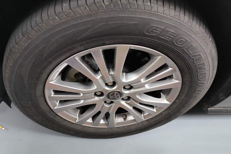 Used Toyota SIENNA 2021 2.5L Hybrid Luxury Edition Left Front Wheel Hub