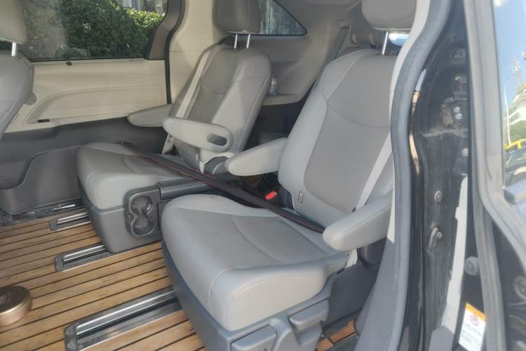 Used Toyota SIENNA 2021 2.5L Hybrid Luxury Edition Left Rear Seat