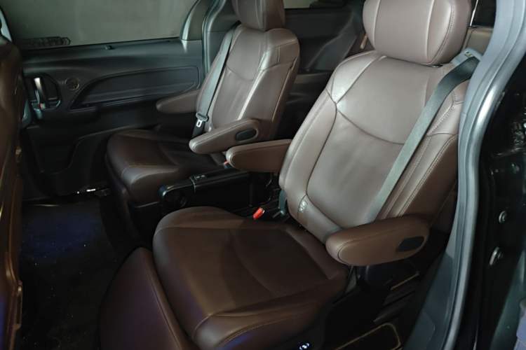 Used Toyota SIENNA 2021 2.5L Hybrid Platinum Edition Left Rear Seat