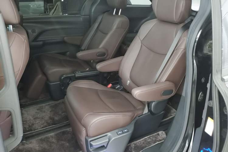 Used Toyota SIENNA 2021 2.5L Hybrid Platinum Edition Left Rear Seat
