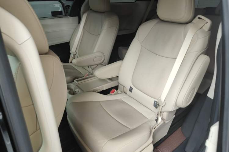 Used Toyota SIENNA 2021 2.5L Hybrid Luxury Edition Left Rear Seat