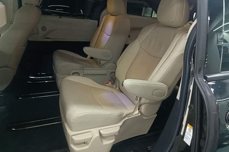 Used Toyota SIENNA 2021 2.5L Hybrid Luxury Edition Left Rear Seat