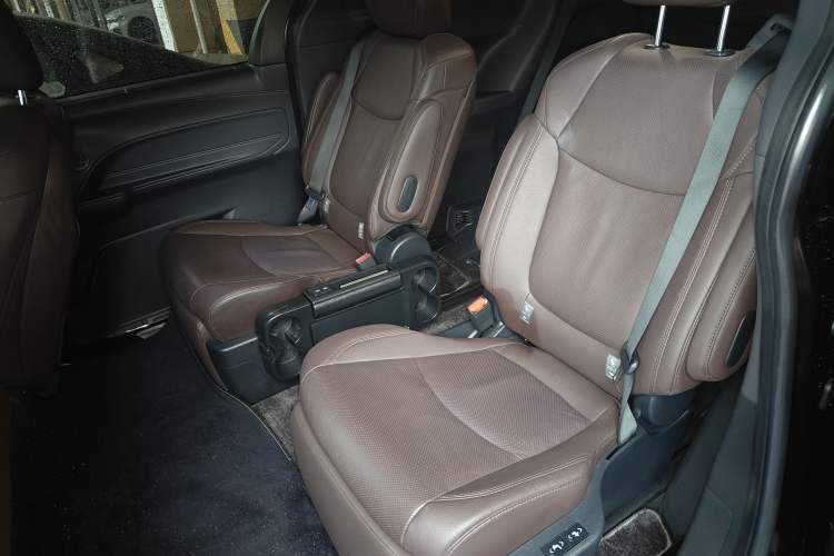 Used Toyota SIENNA 2021 2.5L Hybrid Platinum Edition Left Rear Seat