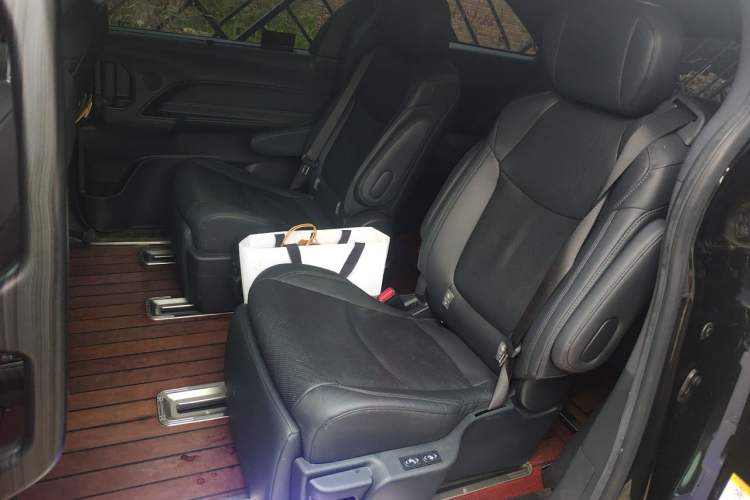 Used Toyota SIENNA 2021 2.5L Hybrid Premium Edition Left Rear Seat