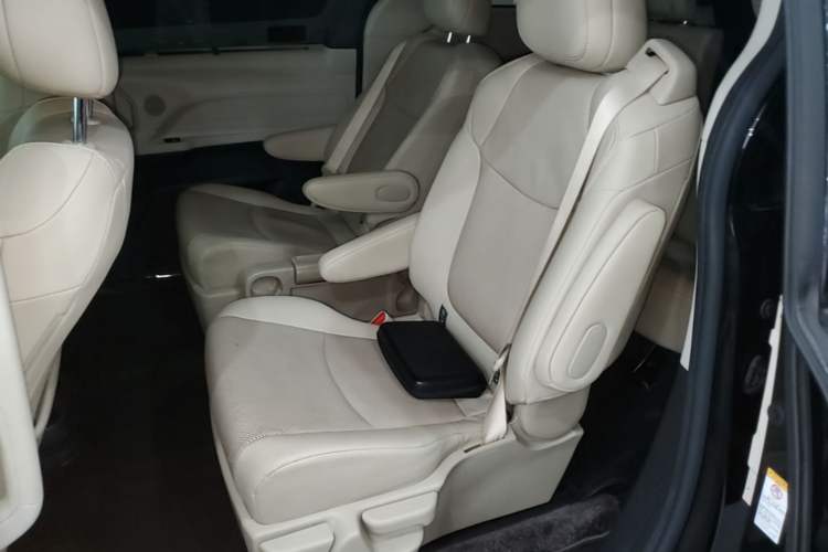 Used Toyota SIENNA 2021 2.5L Hybrid Luxury Edition Left Rear Seat