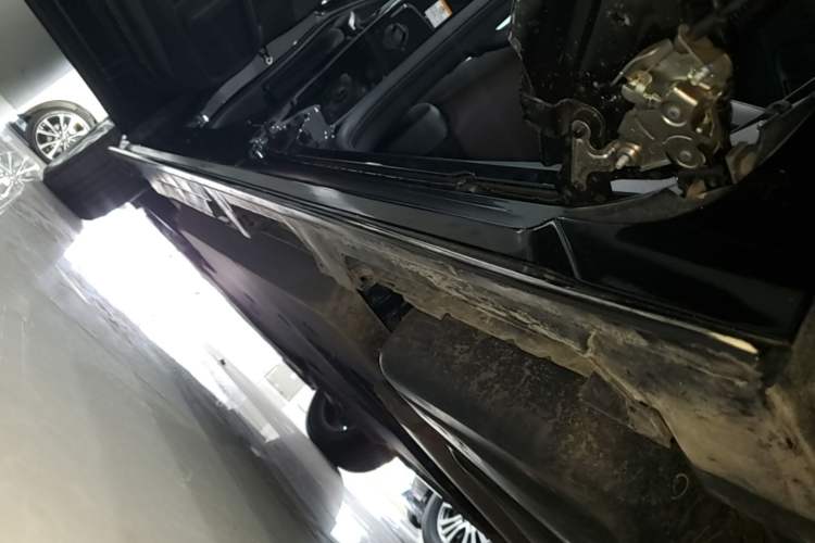 Used Toyota SIENNA 2021 2.5L Hybrid Platinum Edition Left Side Sill
