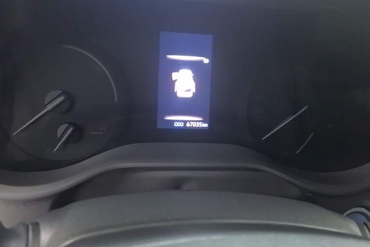 Used Toyota SIENNA 2021 2.5L Hybrid Premium Edition Odometer Close Up