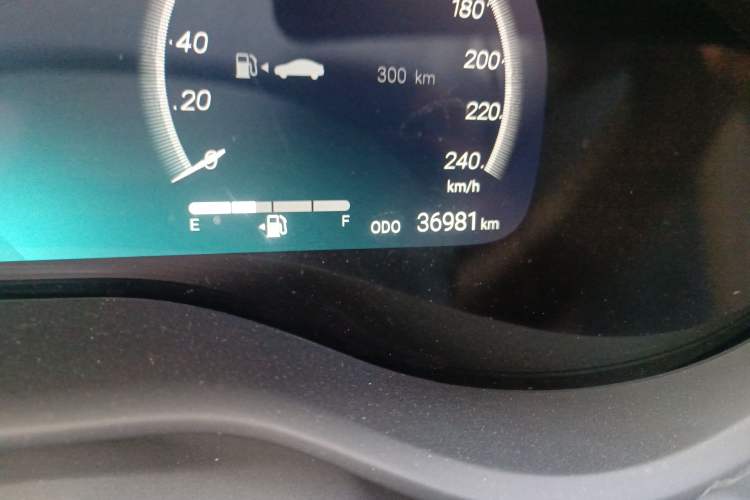 Used Toyota SIENNA 2021 2.5L Hybrid Platinum Edition Odometer Close Up