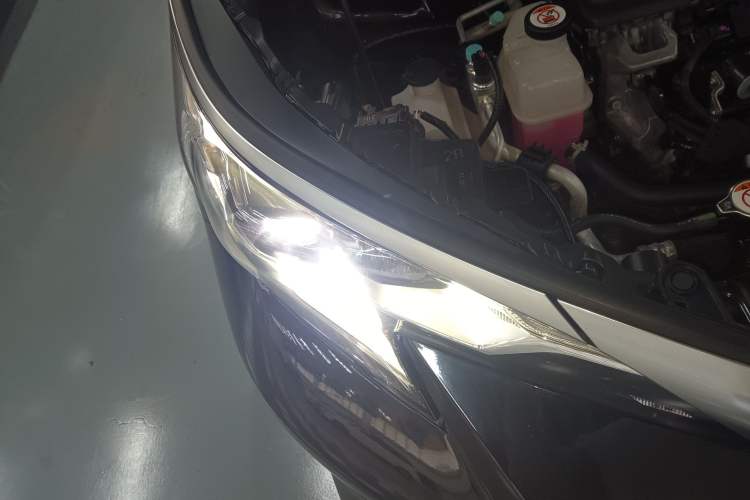 Used Toyota SIENNA 2021 2.5L Hybrid Premium Edition Right Front Headlight