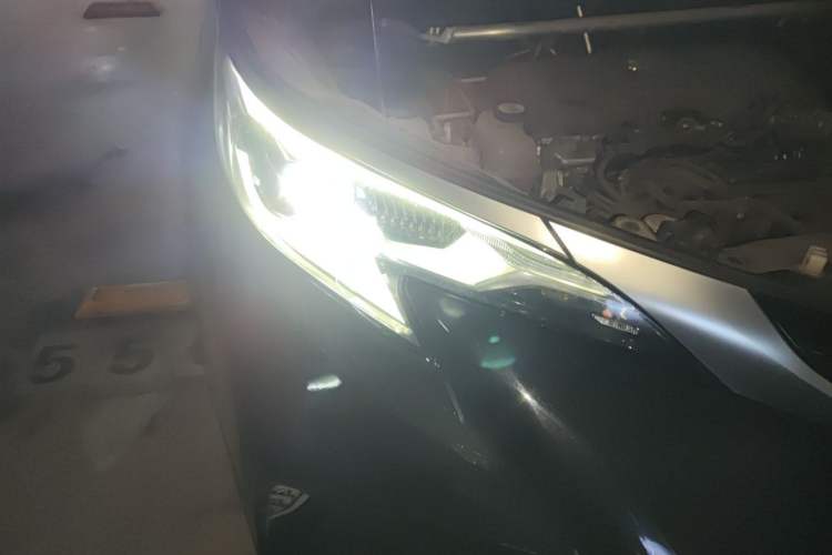 Used Toyota SIENNA 2021 2.5L Hybrid Luxury Edition Right Front Headlight