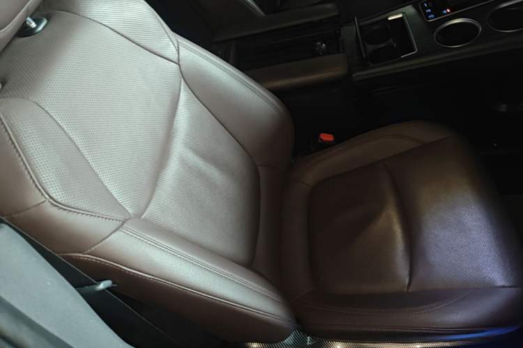 Used Toyota SIENNA 2021 2.5L Hybrid Platinum Edition Right Front Seat