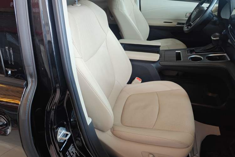Used Toyota SIENNA 2021 2.5L Hybrid Ultimate Edition Right Front Seat