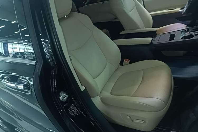 Used Toyota SIENNA 2021 2.5L Hybrid Luxury Edition Right Front Seat