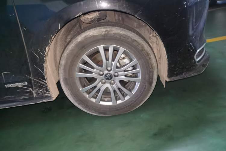 Used Toyota SIENNA 2021 2.5L Hybrid Premium Edition Right Front Wheel Hub
