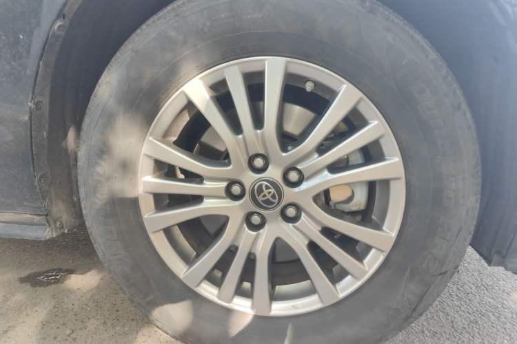 Used Toyota SIENNA 2021 2.5L Hybrid Luxury Edition Right Front Wheel Hub