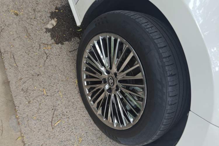 Used Toyota SIENNA 2021 2.5L Hybrid Comfort Edition Right Front Wheel Hub