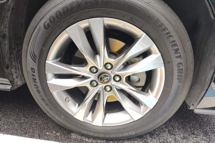 Used Toyota SIENNA 2021 2.5L Hybrid Platinum Edition Right Front Wheel Hub