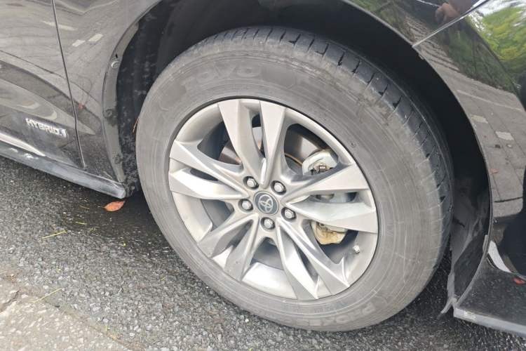 Used Toyota SIENNA 2021 2.5L Hybrid Platinum Edition Right Front Wheel Hub