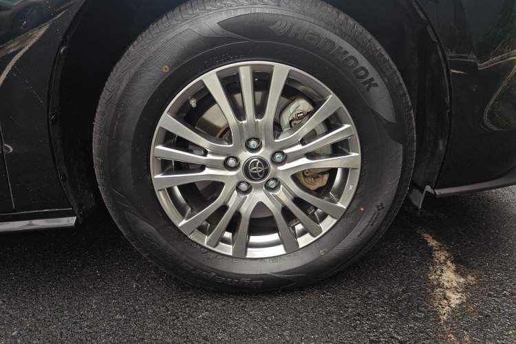 Used Toyota SIENNA 2021 2.5L Hybrid Luxury Edition Right Front Wheel Hub