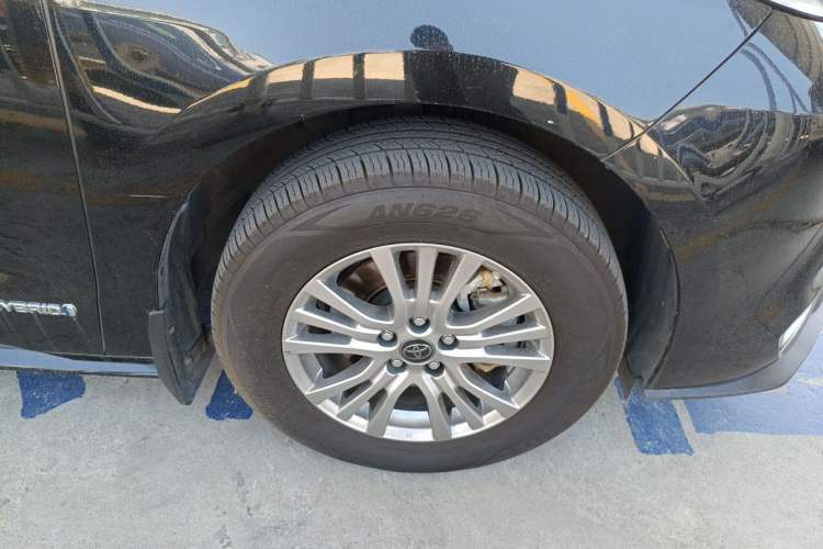 Used Toyota SIENNA 2021 2.5L Hybrid Premium Edition Right Front Wheel Hub