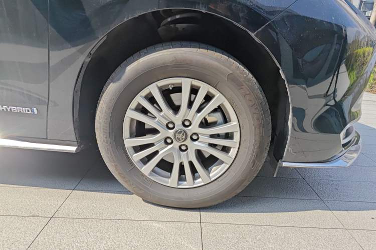 Used Toyota SIENNA 2021 2.5L Hybrid Comfort Edition Right Front Wheel Hub