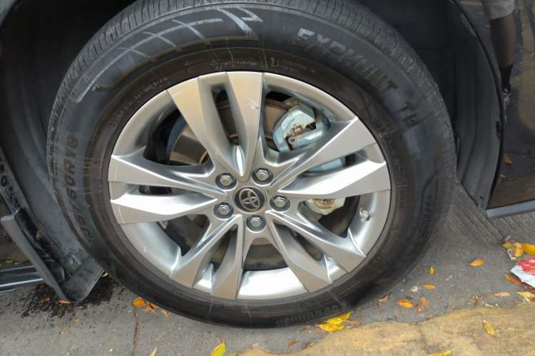 Used Toyota SIENNA 2021 2.5L Hybrid Platinum Edition Right Front Wheel Hub