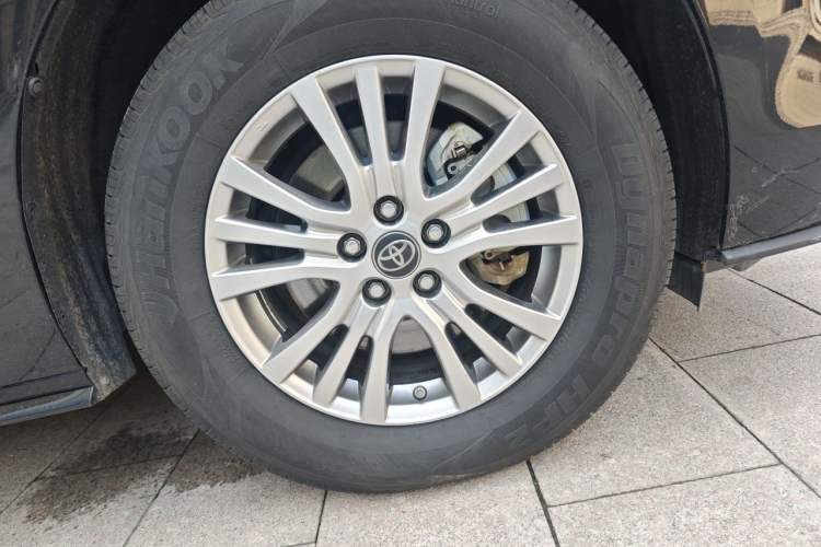 Used Toyota SIENNA 2021 2.5L Hybrid Premium Edition Right Front Wheel Hub