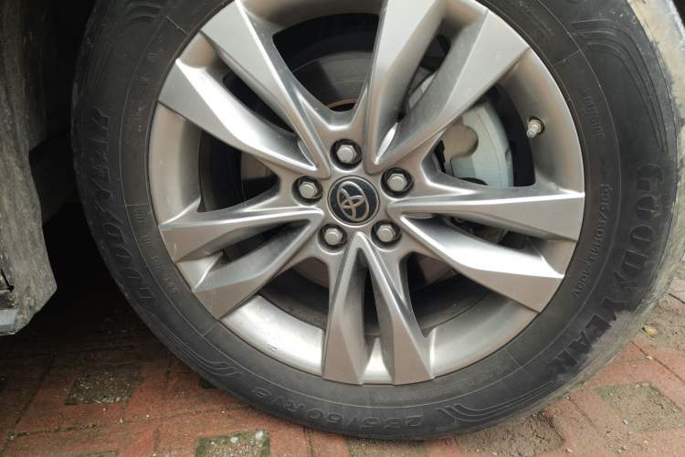 Used Toyota SIENNA 2021 2.5L Hybrid Platinum Edition Right Front Wheel Hub