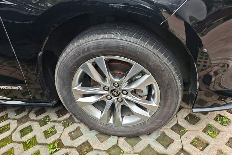 Used Toyota SIENNA 2021 2.5L Hybrid Platinum Edition Right Front Wheel Hub