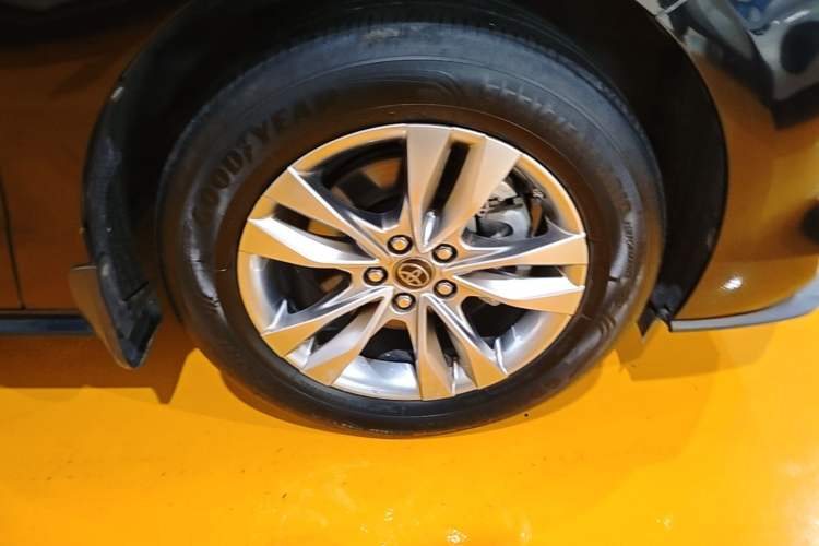Used Toyota SIENNA 2021 2.5L Hybrid Platinum Edition Right Front Wheel Hub