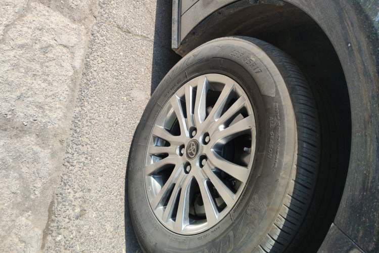 Used Toyota SIENNA 2021 2.5L Hybrid Luxury Edition Right Front Wheel Hub