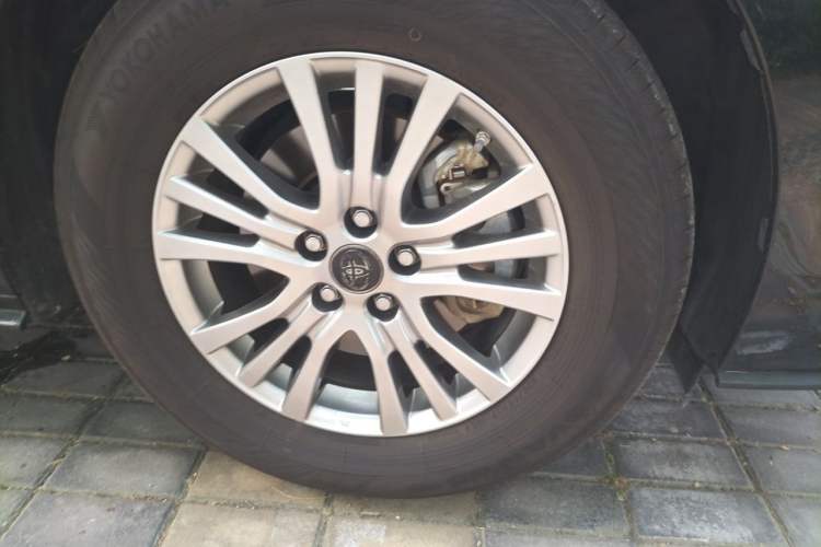 Used Toyota SIENNA 2021 2.5L Hybrid Comfort Edition Right Front Wheel Hub