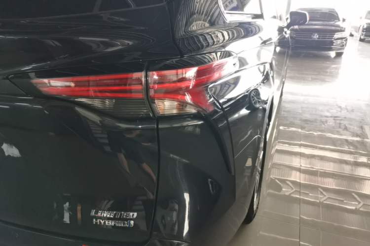 Used Toyota SIENNA 2021 2.5L Hybrid Premium Edition Right Rear Taillight