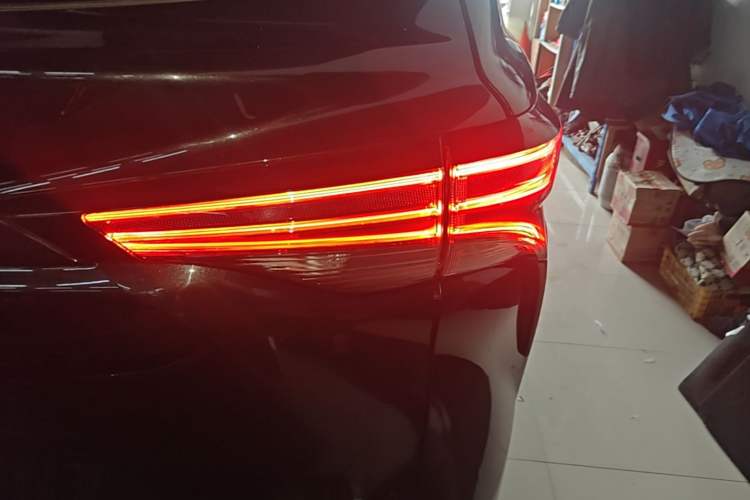 Used Toyota SIENNA 2021 2.5L Hybrid Platinum Edition Right Rear Taillight