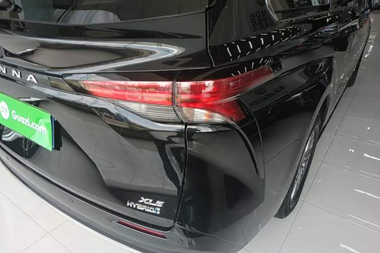 Used Toyota SIENNA 2021 2.5L Hybrid Luxury Edition Right Rear Taillight