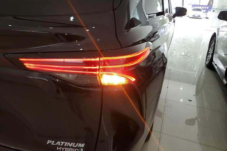 Used Toyota SIENNA 2021 2.5L Hybrid Platinum Edition Right Rear Taillight
