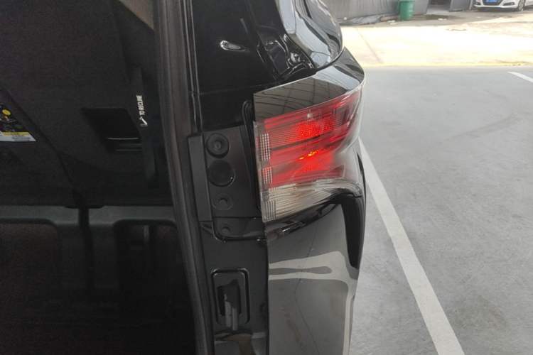 Used Toyota SIENNA 2021 2.5L Hybrid Luxury Edition Right Rear Taillight