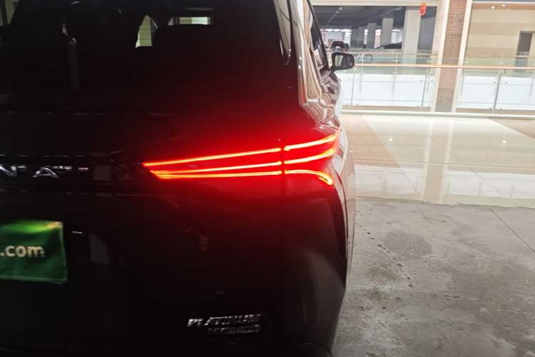 Used Toyota SIENNA 2021 2.5L Hybrid Platinum Edition Right Rear Taillight