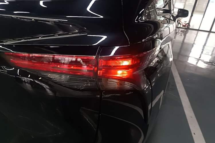 Used Toyota SIENNA 2021 2.5L Hybrid Luxury Edition Right Rear Taillight