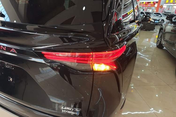 Used Toyota SIENNA 2021 2.5L Hybrid Premium Edition Right Rear Taillight