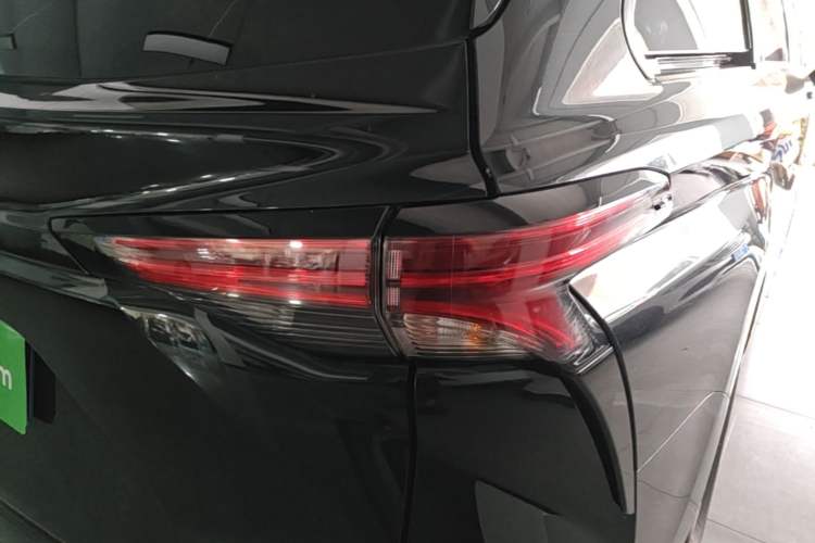 Used Toyota SIENNA 2021 2.5L Hybrid Luxury Edition Right Rear Taillight