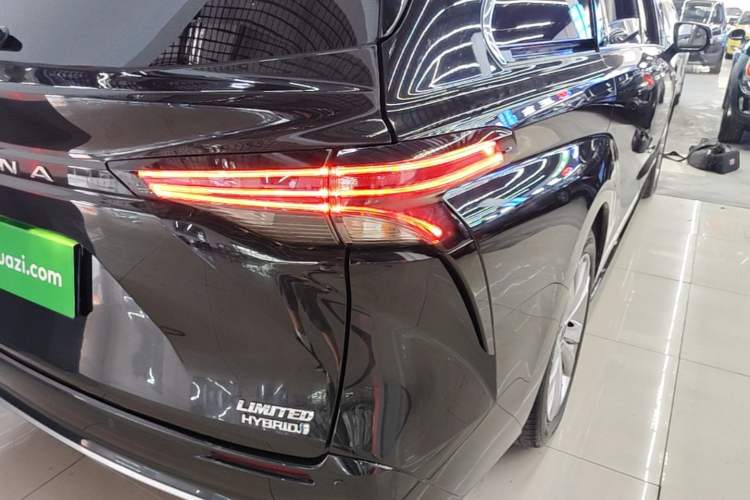 Used Toyota SIENNA 2021 2.5L Hybrid Premium Edition Right Rear Taillight