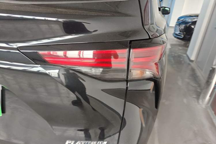Used Toyota SIENNA 2021 2.5L Hybrid Platinum Edition Right Rear Taillight