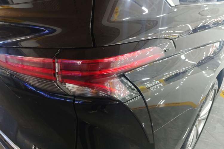 Used Toyota SIENNA 2021 2.5L Hybrid Premium Edition Right Rear Taillight