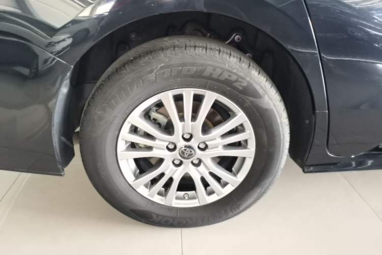 Used Toyota SIENNA 2021 2.5L Hybrid Premium Edition Right Rear Wheel Hub